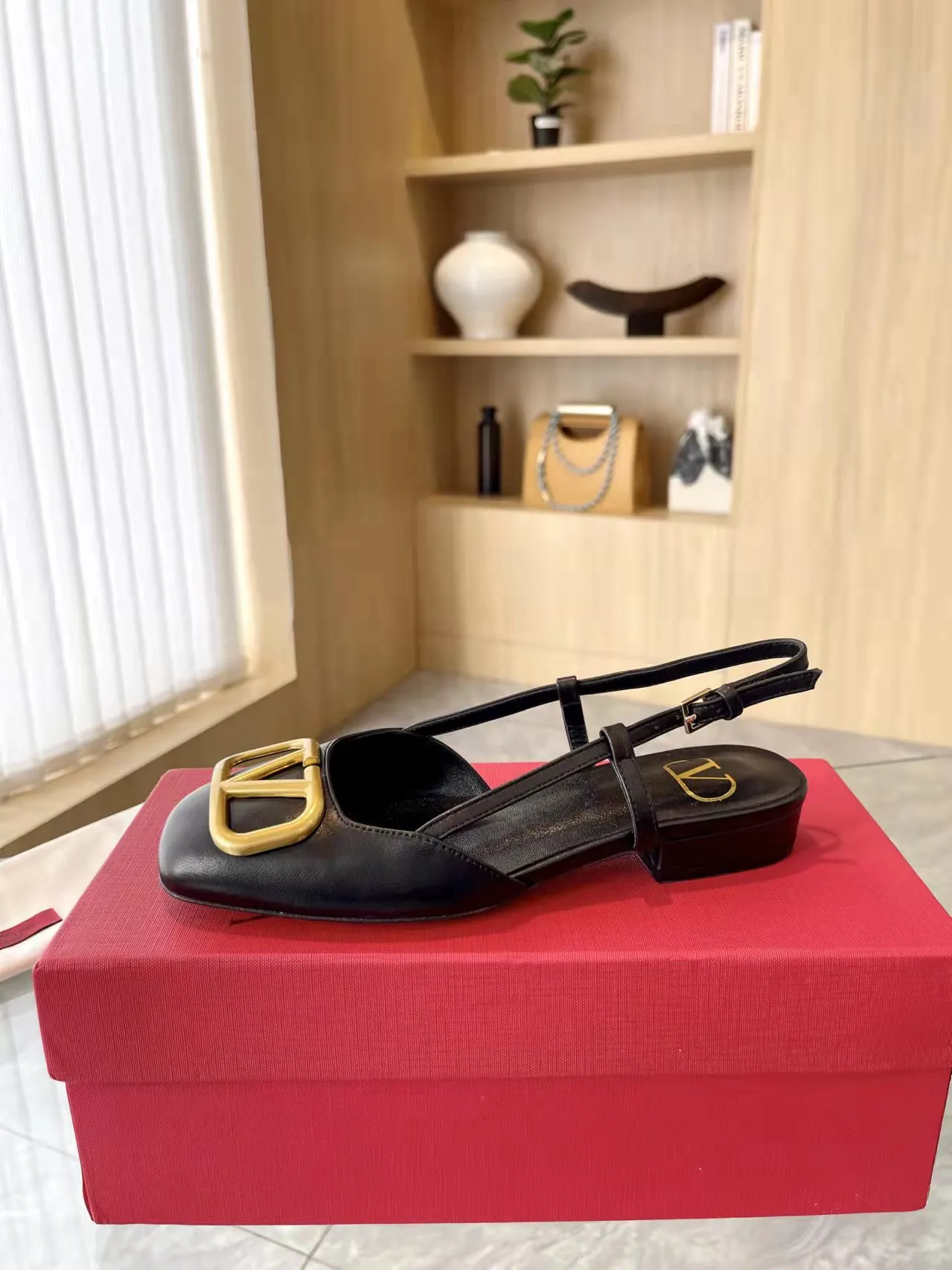 👟👟Ex-factory price 400👟👟 Genuine leather sole +40 Top version 𝑉𝐴𝐿𝐸𝑁𝑇𝐼𝑁𝑂 Valentino new spring and summer women's back hollow new sandals. Unique V-buckle hardware accessories bring out a full sense of luxury. The new season will live up to expectations! Worth buying★Absolutely high-grade❥Original method, Absolutely sensual❥Elegant style, creating a different feeling, simple and elegant style!  Code number: 35-41 (34-42 customized, non-returnable) Fabric: Imported sheepskin Inner foot pads: Inner sheepskin Heel height: 2 cm Leather outsole Rubber outsole